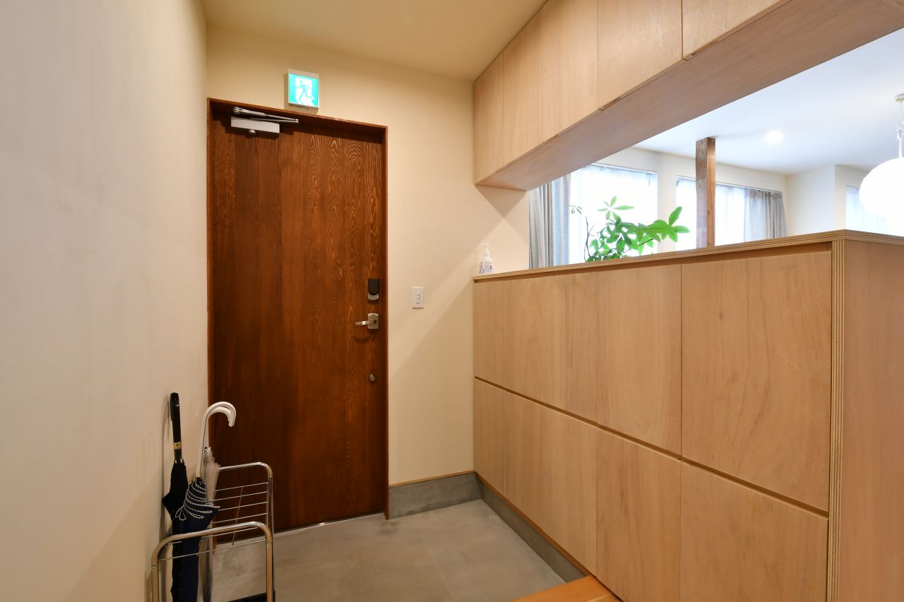 内部から見た玄関まわりの様子。(2022-04-01,周辺環境,ENTRANCE,1F)