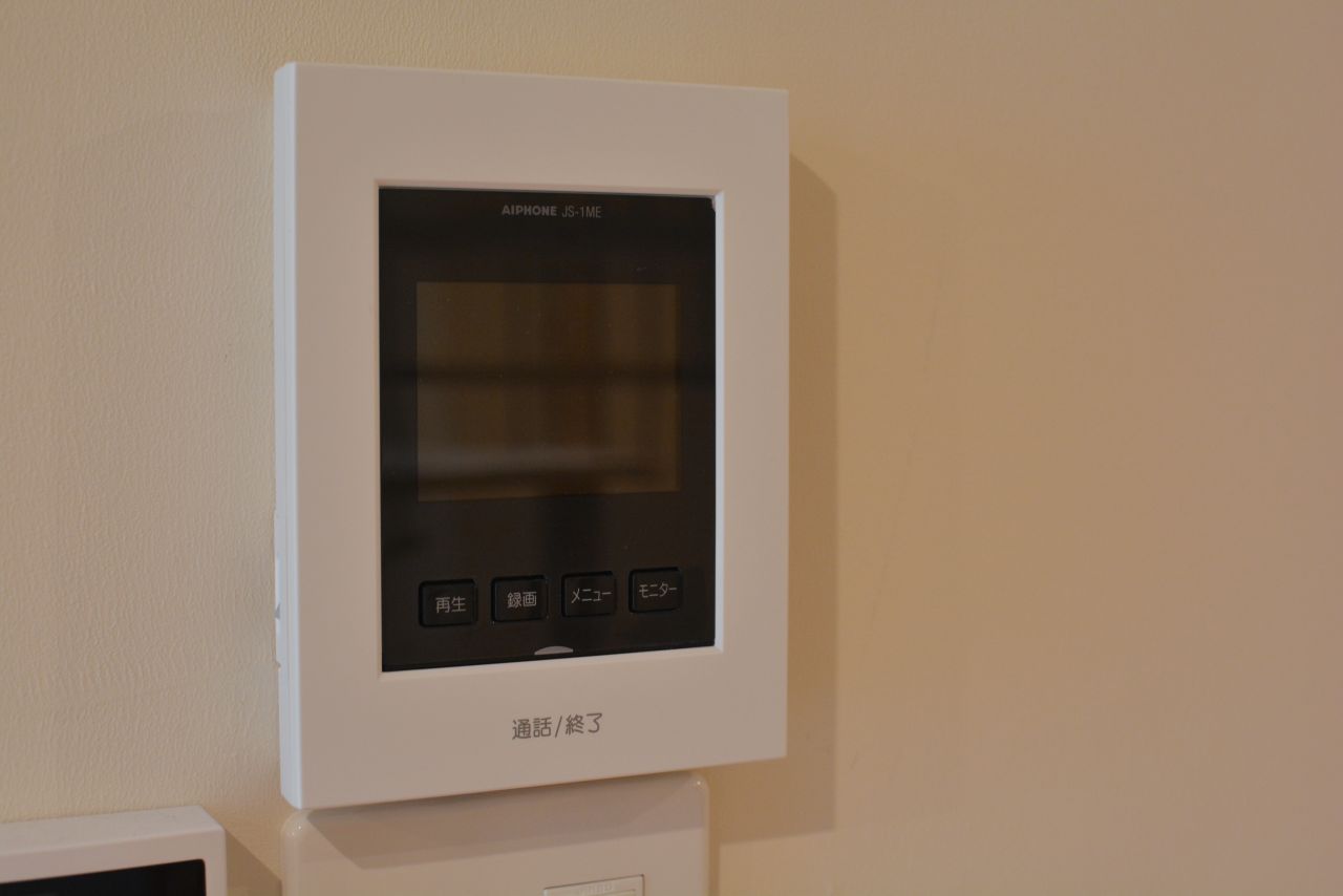 カメラ付きインターホンのモニター。(2022-04-01,共用部,LIVINGROOM,1F)