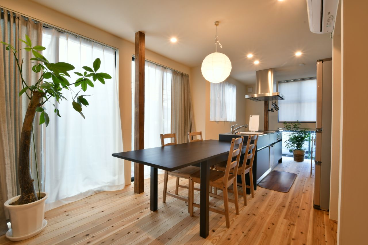 ダイニングの様子。奥にキッチンが続いています。(2022-04-01,共用部,LIVINGROOM,1F)