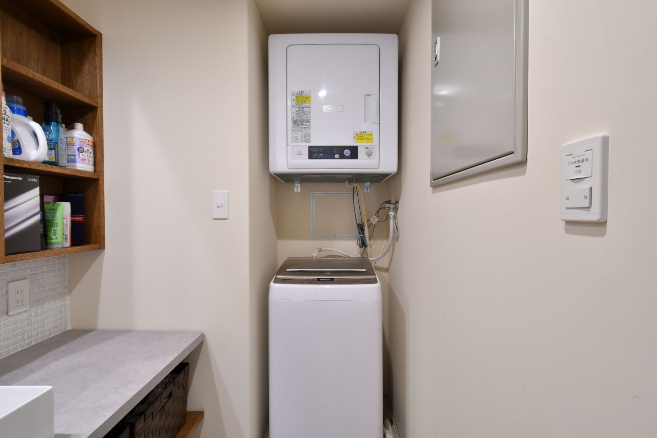 洗濯機と乾燥機の様子。(2022-04-01,共用部,LAUNDRY,1F)