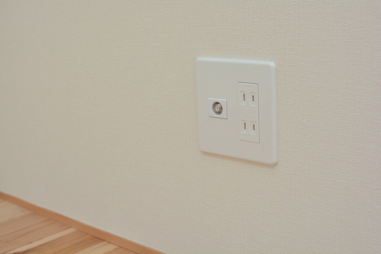 コンセントとTV端子。（102号室）(2022-04-01,専有部,ROOM,1F)
