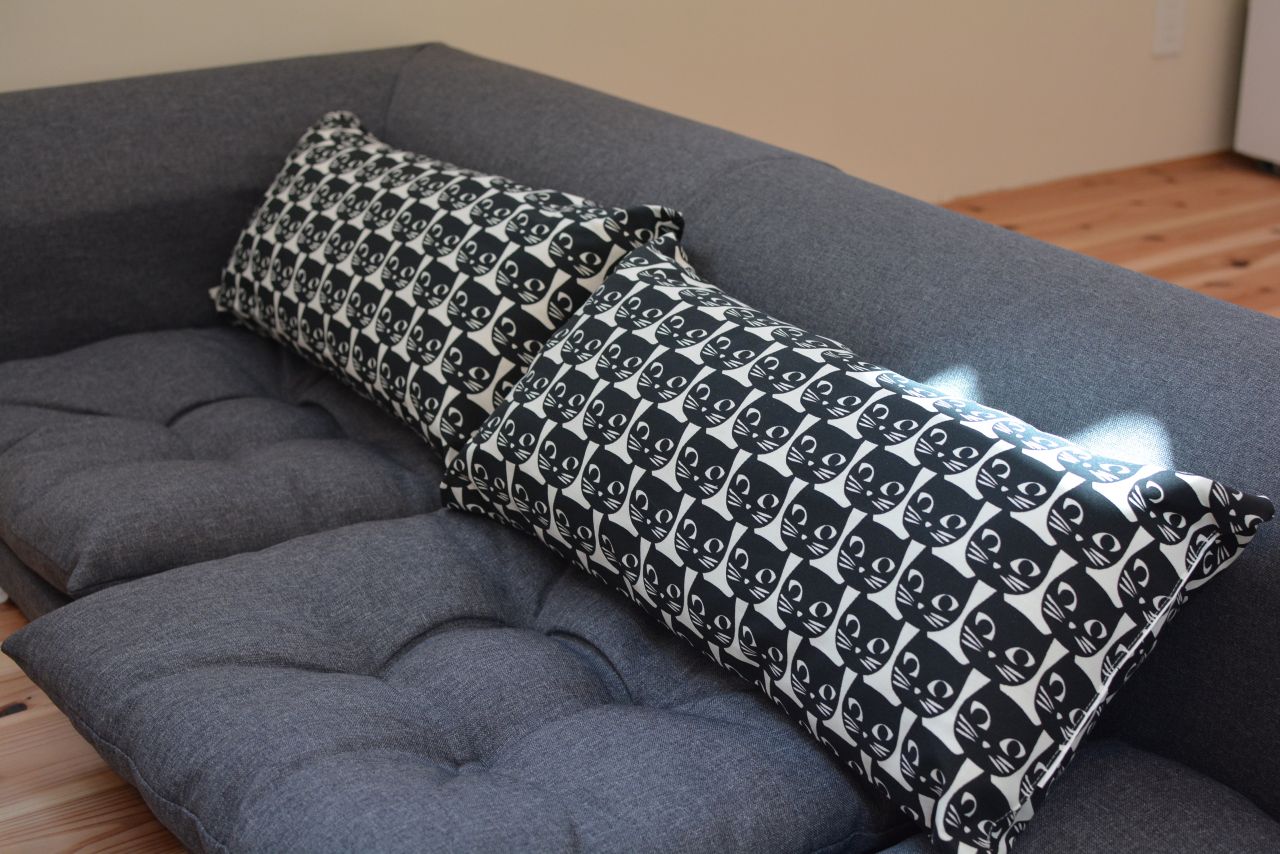 ソファにはネコがいっぱい。(2022-04-01,共用部,LIVINGROOM,2F)