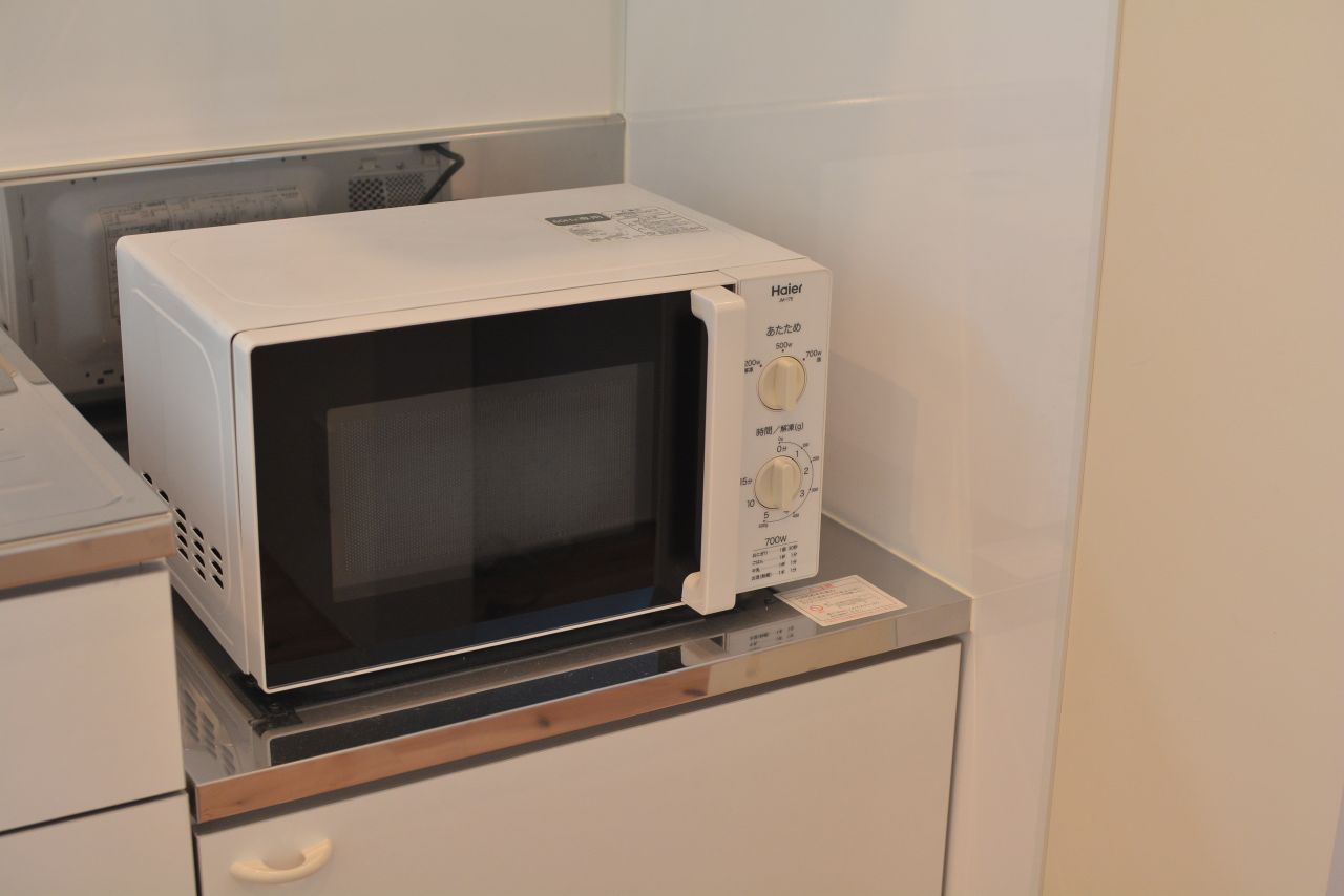 電子レンジの様子。今後収納棚に移動予定とのこと。(2022-04-01,共用部,KITCHEN,2F)