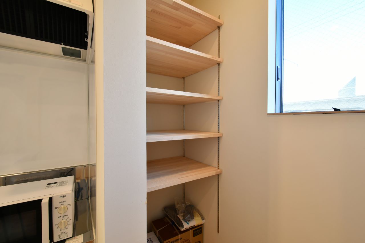 収納棚の様子。(2022-04-01,共用部,KITCHEN,2F)