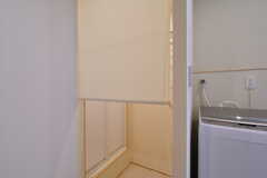 脱衣室はロールカーテンで仕切ります。(2022-04-01,共用部,BATH,2F)