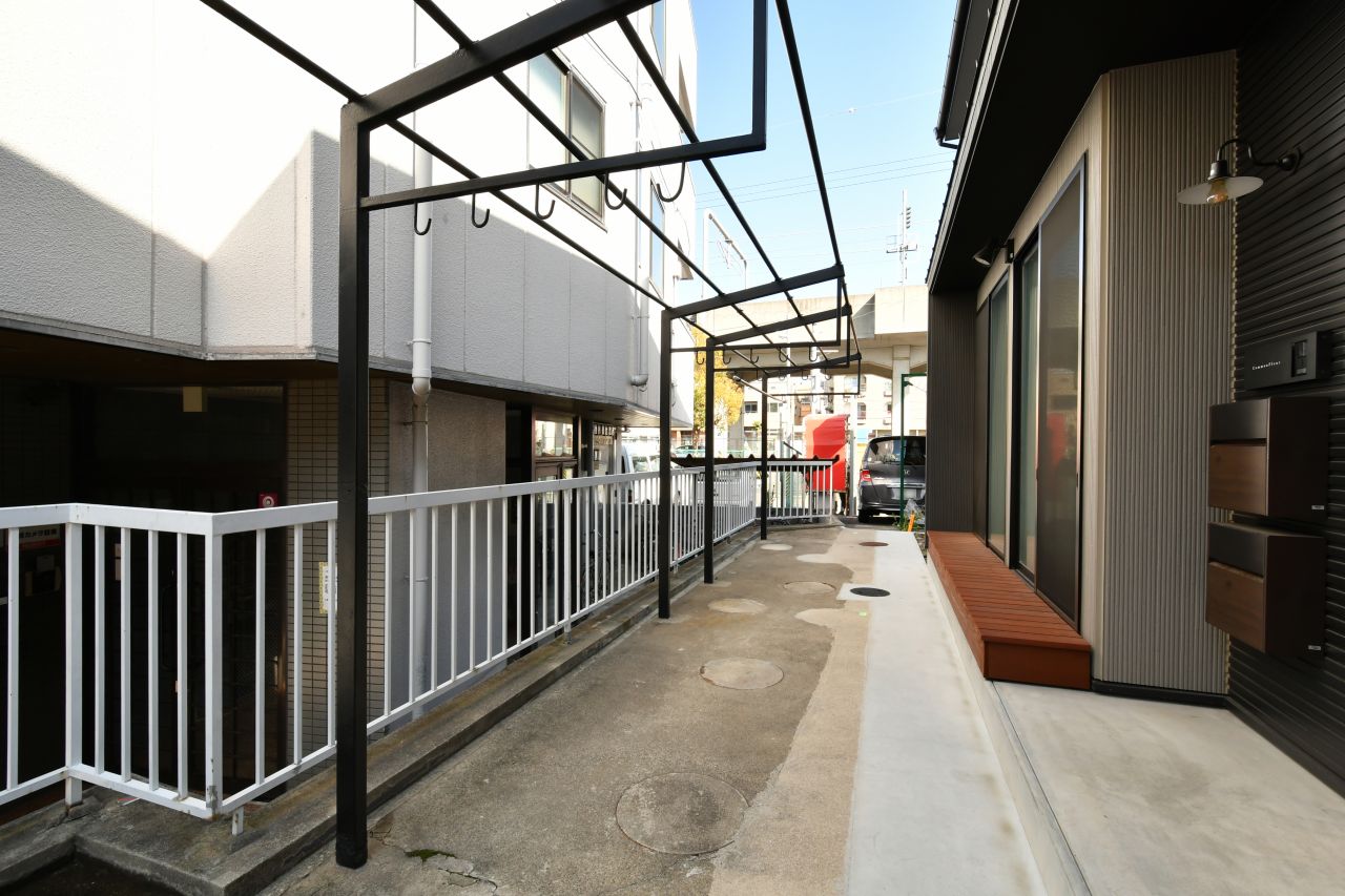 今後建物の奥側に自転車が停められる予定です。物干しスペースとしても使用できます。(2022-04-01,共用部,GARAGE,1F)
