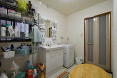 脱衣室の様子。洗面台と洗濯機が設置されています。(2020-06-30,共用部,BATH,1F)