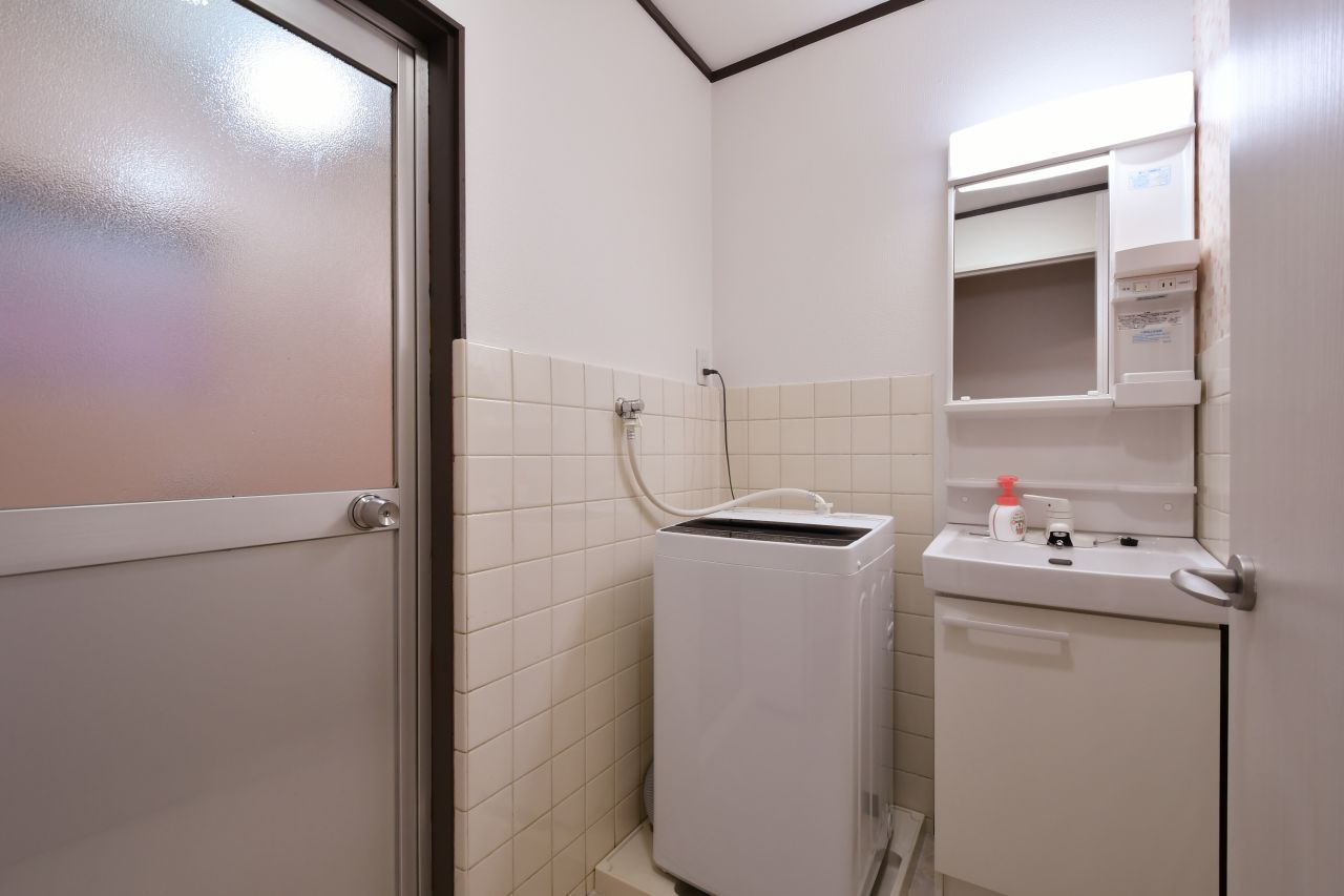 脱衣室の様子。洗面台と洗濯機が設置されています。(2020-03-10,共用部,BATH,1F)
