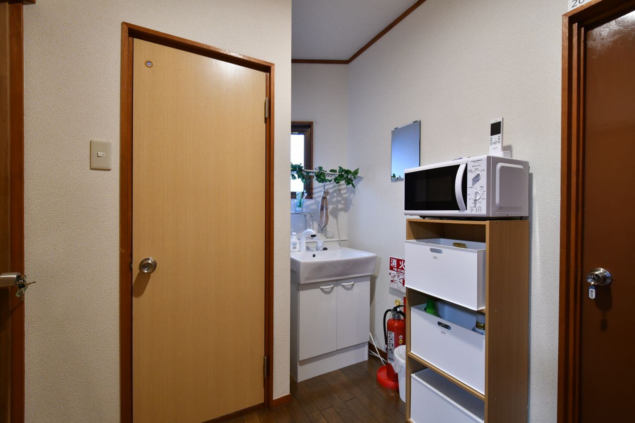 トイレのドアの様子。脇に洗面台が設置されています。(2020-10-22,共用部,WASHSTAND,2F)