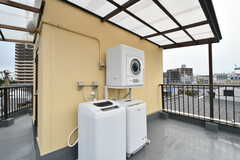 屋上には洗濯機と乾燥機が設置されています。(2020-10-22,共用部,LAUNDRY,4F)