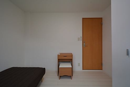 小さなドレッサーを机代わりに使えます。（204号室）(2014-12-08,専有部,ROOM,2F)