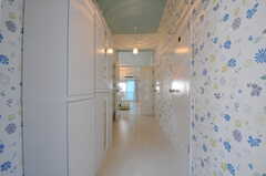 正面玄関から見た内部の様子。壁紙がメルヘンです。（ビューティ＆リラクゼーション）(2011-08-08,周辺環境,ENTRANCE,2F)