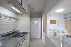 シェアハウスのキッチンの様子2。正面に食器棚があります。（ビューティ＆リラクゼーション）(2011-08-08,共用部,KITCHEN,2F)