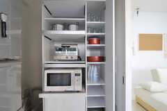 キッチン家電と食器棚の様子。キッチン家電は使用しない時には、目隠しして収納できます。（ビューティ＆リラクゼーション）(2011-08-08,共用部,KITCHEN,2F)
