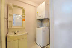 脱衣室には、洗面台、洗濯機、乾燥機が置かれています。（ビューティ＆リラクゼーション）(2011-08-08,共用部,BATH,2F)