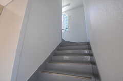 マンションの階段の様子。（ビューティ＆リラクゼーション）(2011-08-08,共用部,OTHER,2F)