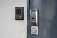 玄関の鍵はICカード式です。（フィットネス）(2011-09-21,周辺環境,ENTRANCE,3F)
