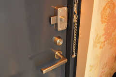 玄関扉の内側の鍵の様子。チェーンロックも付いています。（フィットネス）(2011-09-21,周辺環境,ENTRANCE,3F)