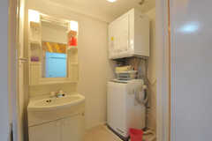 玄関入ってすぐの廊下にある脱衣室の様子。洗面台、洗濯機、乾燥機が置かれています。（フィットネス）(2011-09-21,共用部,OTHER,3F)
