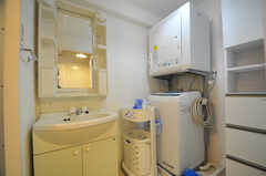 脱衣室には洗面台と洗濯機、乾燥機が用意されています。（クッキング）(2011-11-09,共用部,LAUNDRY,12F)