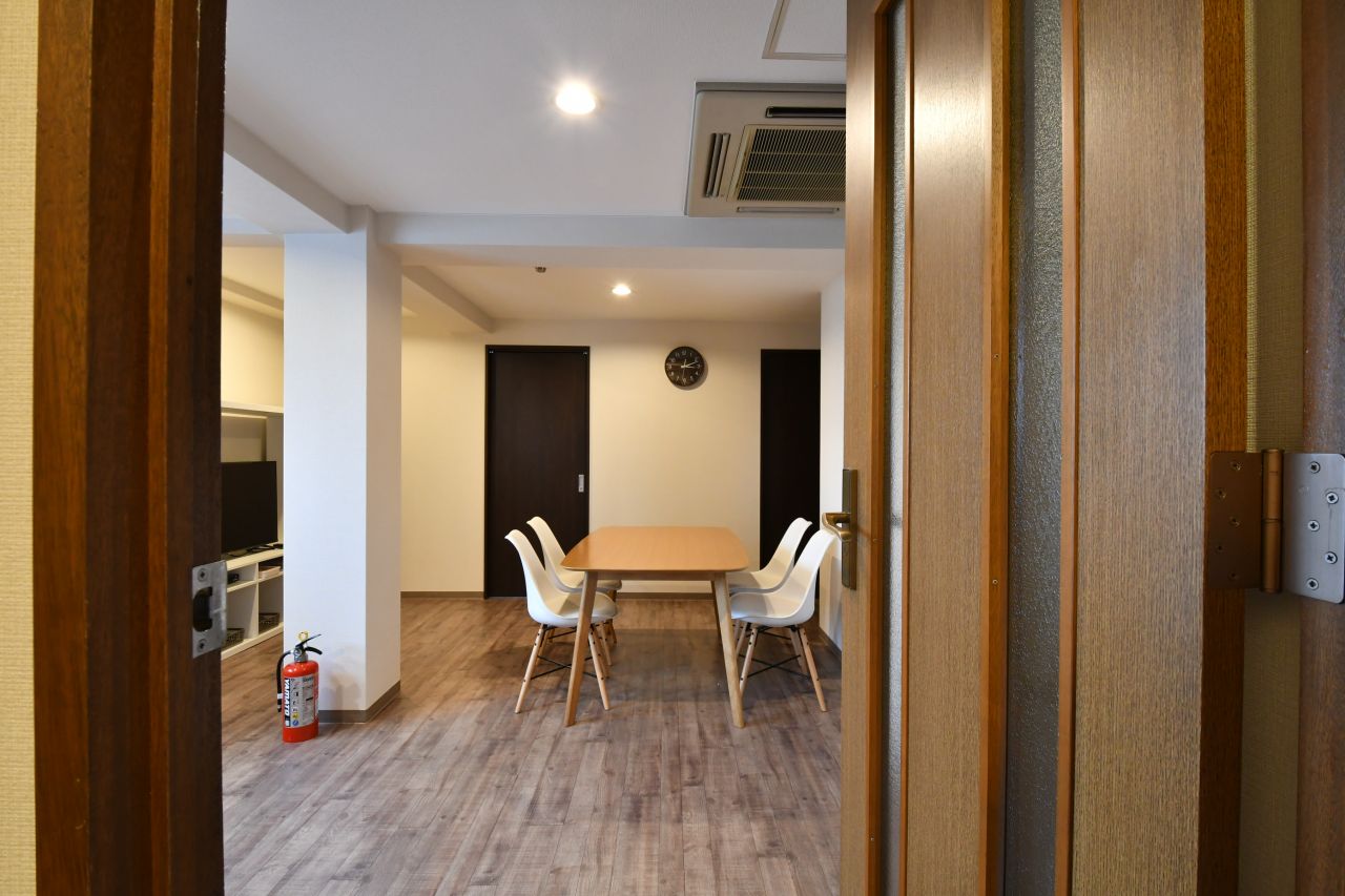 廊下から見たダイニングの様子。(2020-10-22,共用部,LIVINGROOM,4F)