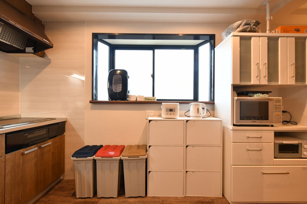 ゴミ箱と専有部ごとに用意された収納の様子。(2020-10-22,共用部,KITCHEN,4F)