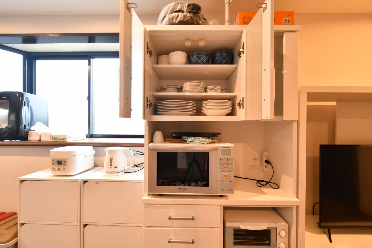 キッチン家電と食器類の様子。(2020-10-22,共用部,KITCHEN,4F)