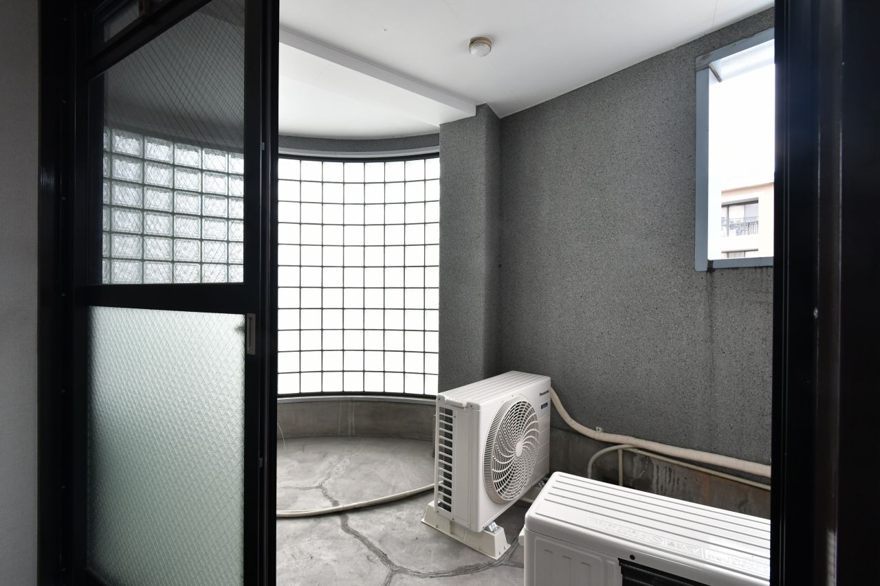 バルコニーの様子。室外機が複数置かれています。（403号室）(2020-10-22,専有部,ROOM,4F)