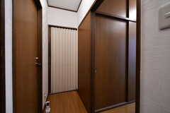 廊下の様子。突き当たりの蛇腹のカーテンの先がバスルームです。(2018-04-11,共用部,OTHER,2F)