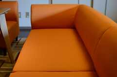 元気をもらえそうなビタミンカラーのソファ。(2013-09-10,共用部,LIVINGROOM,3F)