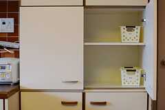 食器棚の様子。入居者ごとにスペースが分けられています。(2013-09-10,共用部,KITCHEN,3F)