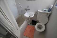 3点ユニット型のシャワー、トイレ、洗面台が設けられています。(2013-09-10,共用部,BATH,4F)