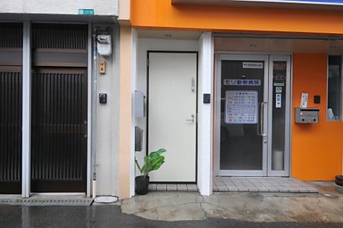 シェアハウスの正面玄関。(2012-08-18,周辺環境,ENTRANCE,1F)