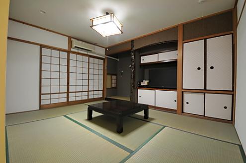 障子を閉めると雰囲気が変わります。(2012-08-18,共用部,LIVINGROOM,2F)