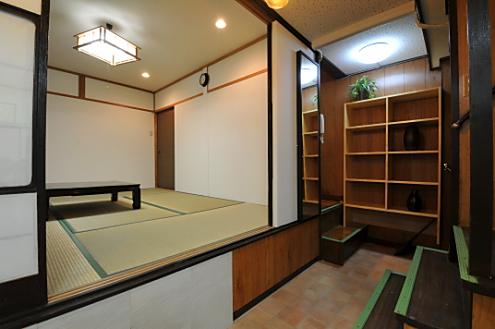 キッチンから見たリビングの様子。キッチンは1段下がったところにあります。(2012-08-18,共用部,LIVINGROOM,2F)