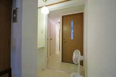 廊下の様子。扉の先が204号室、左奥は水まわりです。(2012-08-18,共用部,OTHER,2F)