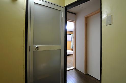 右手に専有部、左のドアがバスルームです。(2012-08-18,共用部,OTHER,3F)
