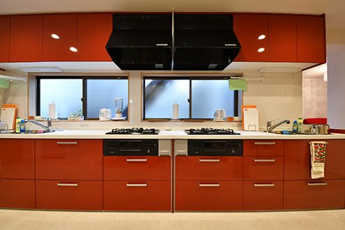 真っ赤なキッチンがインパクト抜群。(2016-11-14,共用部,KITCHEN,1F)