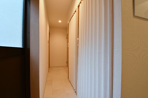 手前のアコーディオンカーテンのふたつがシャワールーム、奥のドアふたつがトイレです。(2016-11-14,共用部,OTHER,1F)