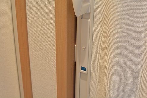 脱衣室入口のアコーディオンカーテンは鍵がかかります。(2016-11-14,共用部,BATH,1F)
