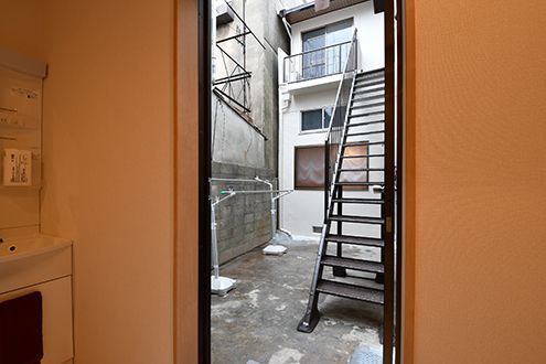 洗面台の横から物干しスペースに出られます。(2016-11-14,共用部,OTHER,1F)