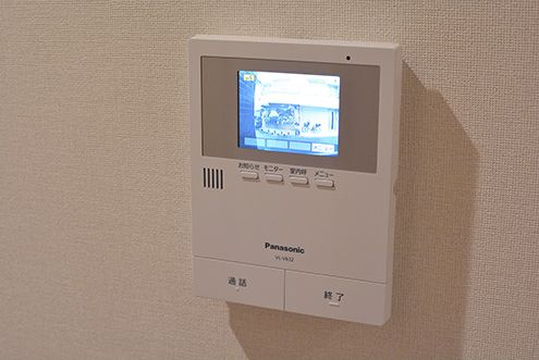 廊下に設置されたカメラ付きインターホンのモニター。(2016-11-14,共用部,OTHER,2F)