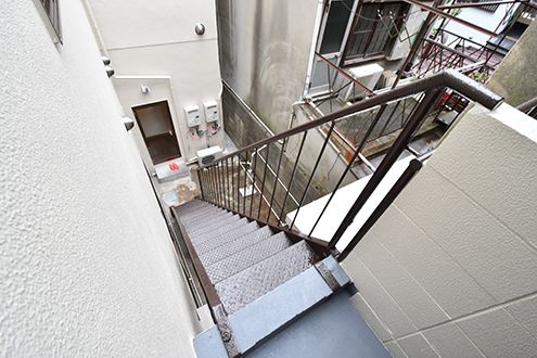 廊下のドアからは非常階段に出られます。階段は物干しスペースにつながっています。(2016-11-14,共用部,OTHER,2F)