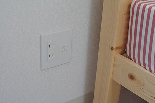 ベッドの近くにはコンセントとLANポートが。（203号室）(2016-11-14,専有部,ROOM,2F)