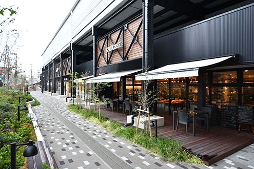 大阪環状線・桃谷駅の高架下にあるオープンテラスのカフェ。再開発が進んでいます。(2016-11-14,共用部,ENVIRONMENT,1F)