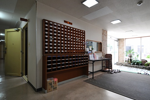 内部から見た玄関周辺の様子。(2013-05-21,周辺環境,ENTRANCE,1F)