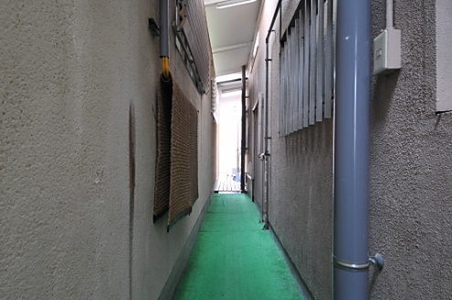 浴室へ続く通路。屋外です。(2013-05-21,共用部,OTHER,1F)