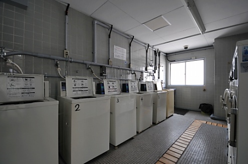 ランドリールームの様子。洗濯機はコイン式です。(2013-05-21,共用部,LAUNDRY,4F)