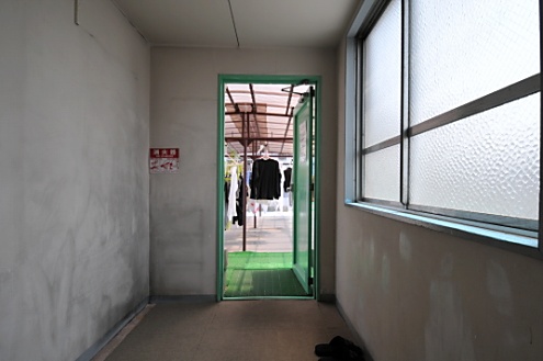 ランドリールームから屋上へ続くドアを見た様子。(2013-05-21,共用部,OTHER,4F)