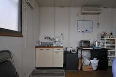 玄関からリビングを見た様子。キッチンが2箇所あります。(2013-05-21,共用部,LIVINGROOM,4F)